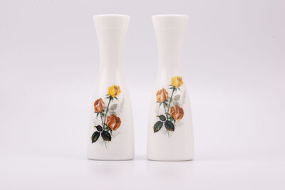 Duo de vases vintage en opaline avec un motif de fleurs jaunes et roses