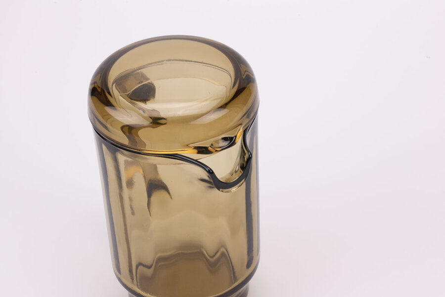 Carafe vintage en verre fumé avec une hanse et un bec verseur
