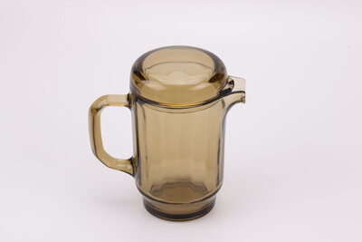 Carafe vintage en verre fumé avec une hanse et un bec verseur