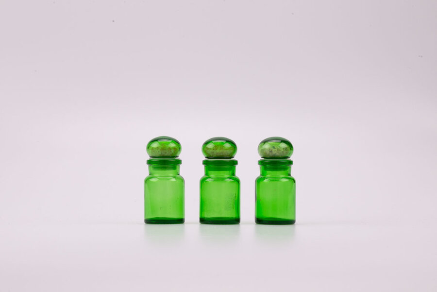 Trio de petits pots vintage en verre fumé avec des cristaux dans leur couvercle