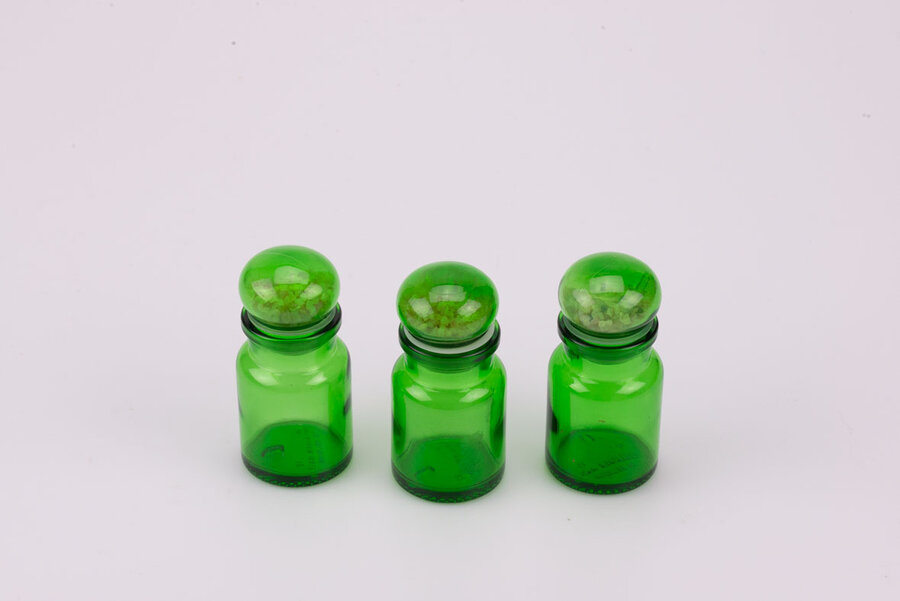 Trio de petits pots vintage en verre fumé avec des cristaux dans leur couvercle