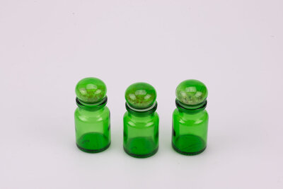 Trio de petits pots vintage en verre fumé avec des cristaux dans leur couvercle