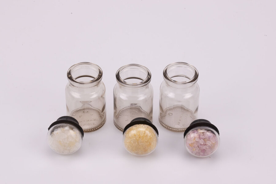 Trio de petits pots en verre vintage et transparent avec des cristaux dans le couvercle