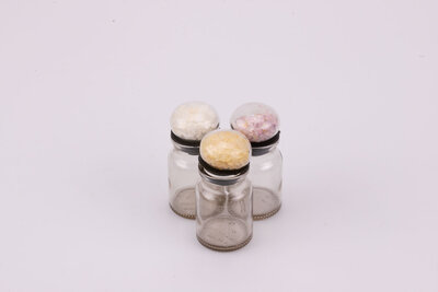 Trio de petits pots en verre transparent avec des cristaux dans le couvercle