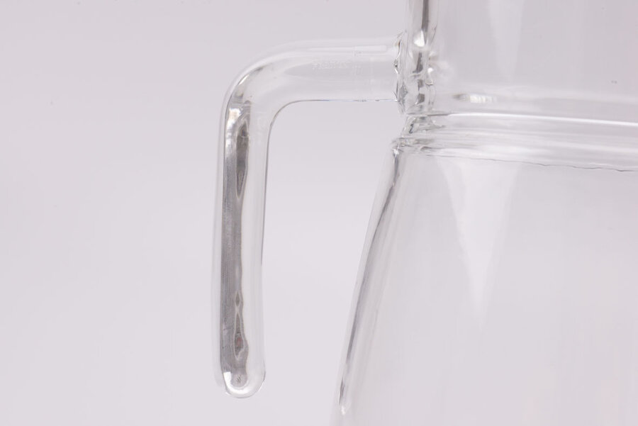Carafe en verre de la marque pastis 51 avec une hanse