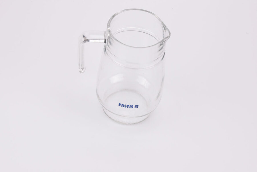 Carafe en verre de la marque pastis 51 avec une hanse