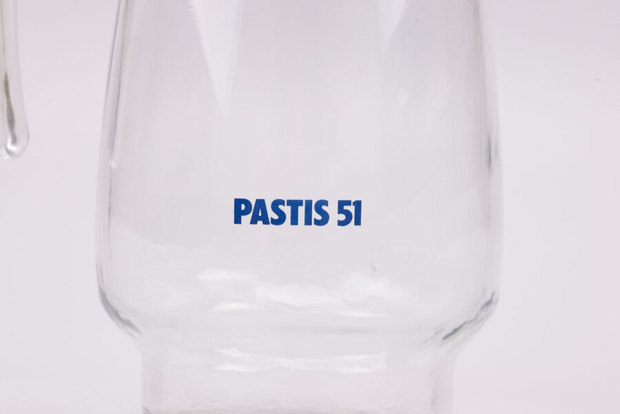 Carafe en verre de la marque pastis 51 avec une hanse
