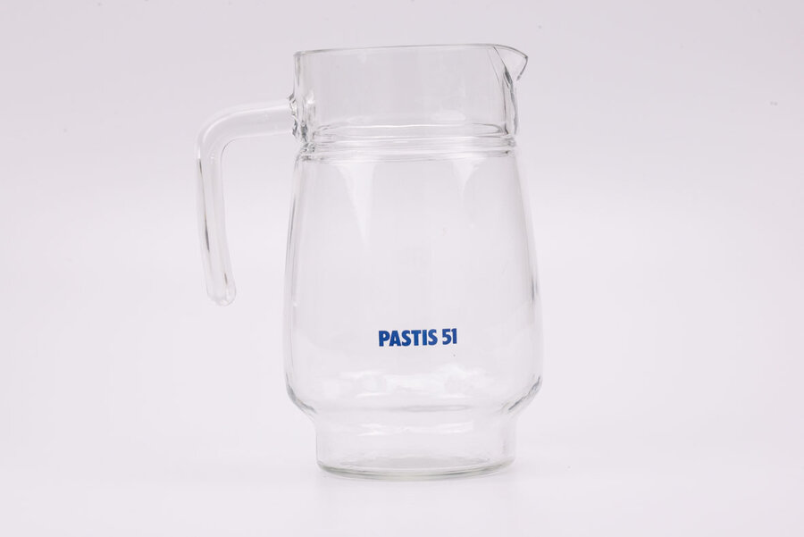 Carafe en verre de la marque pastis 51 avec une hanse