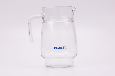 Carafe en verre de la marque pastis 51 avec une hanse