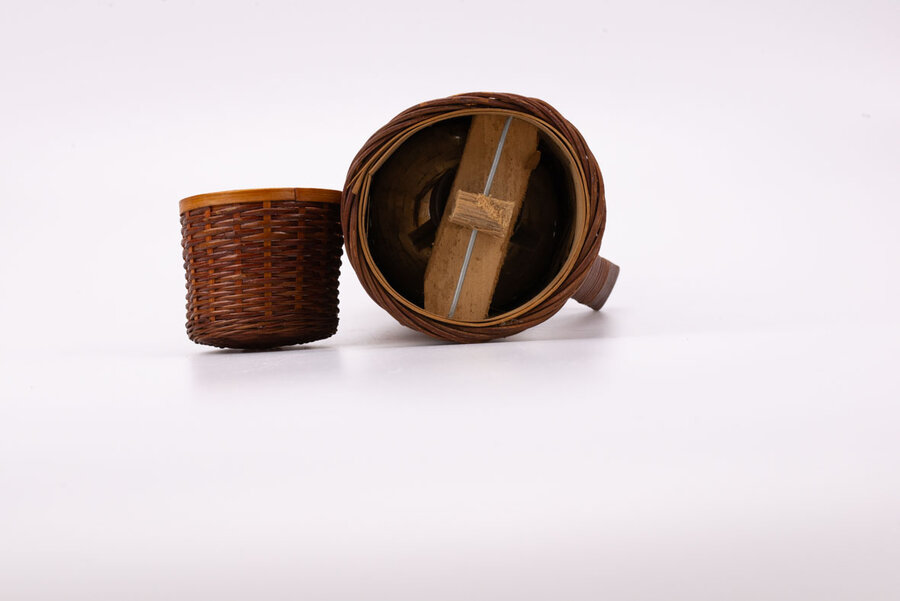Dessous d'un thermos vintage brun en osier