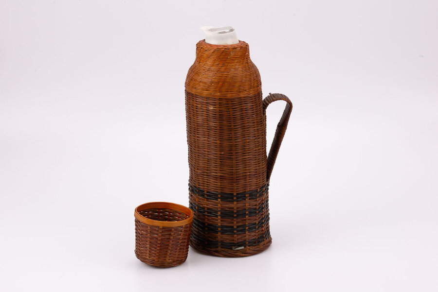 Thermos vintage brun en osier avec une hanse