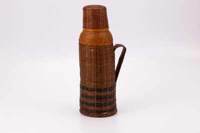 Thermos vintage brun en osier avec une hanse 