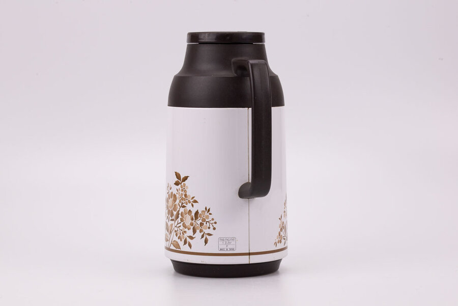 Thermos vintage blanc et noir de chez Tiger en provenance du Japon avec un motif de fleurs rouges