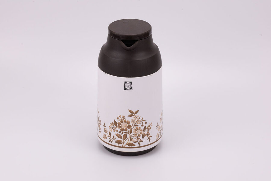 Thermos vintage blanc et noir de chez Tiger en provenance du Japon avec un motif de fleurs rouges