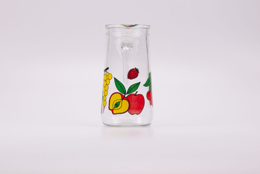 Carafe à eau vintage en verre d'Italie avec un motif de fruits