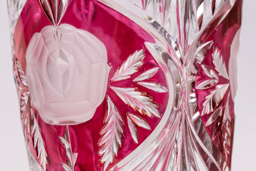 Vase vintage en cristal par Anna Hütte avec un motif floral rouge