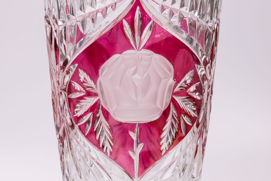 Vase vintage en cristal conçu par Anna Hütte avec un motif fleuri rouge