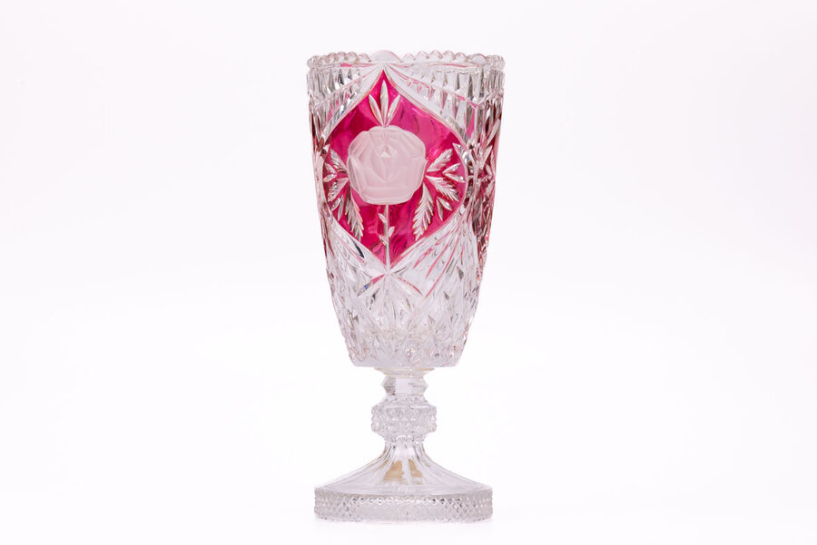 Vase vintage en cristal conçu par Anna Hütte avec un motif fleuri rouge