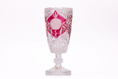 Vase vintage en cristal conçu par Anna Hütte avec un motif fleuri rouge