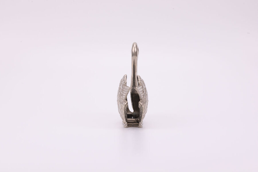 Magnifique cygne servant de porte-serviettes ou de porte-lettres de la marque Godinger AP Zinc des années 1984 porte lettre ou serviette de la marque Godinger AP Zinc 1984 en Italie.