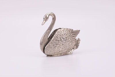 Magnifique cygne servant de porte-serviettes ou de porte-lettres de la marque Godinger AP Zinc des années 1984 porte lettre ou serviette de la marque Godinger AP Zinc 1984 en Italie.