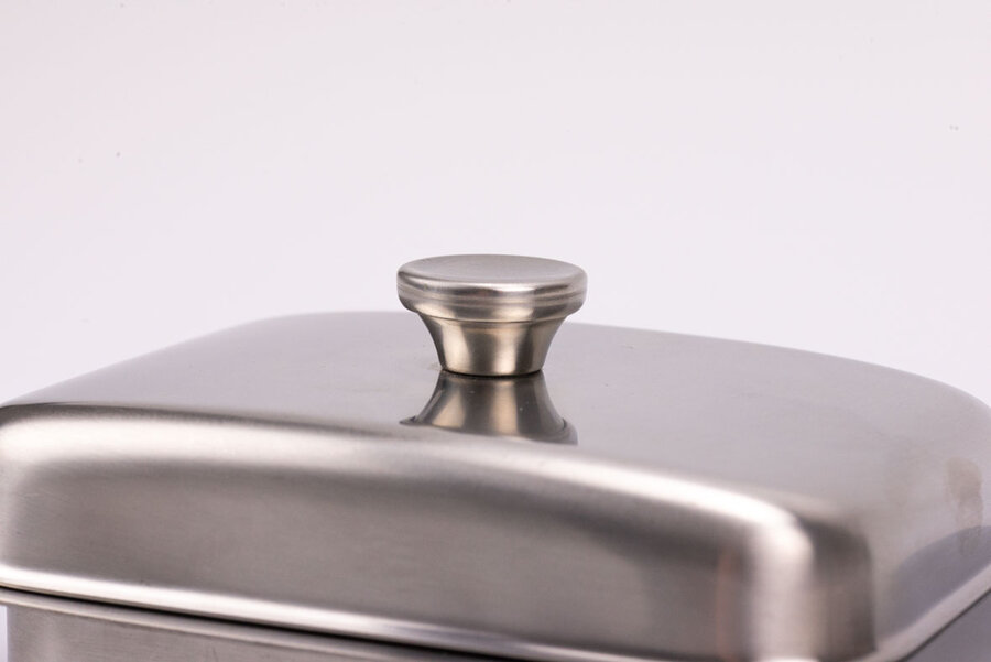 Beurrier intact en inox 18/10 conçu par la manufacture Alessi Fratelli en Italie