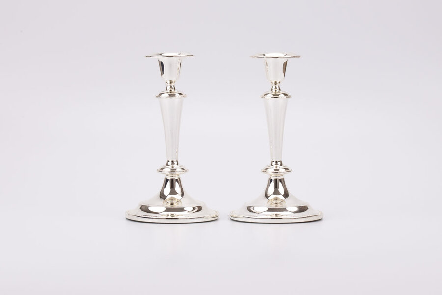 Duo de chandeliers en zinc plaqué argent fabriqué en Angleterre.