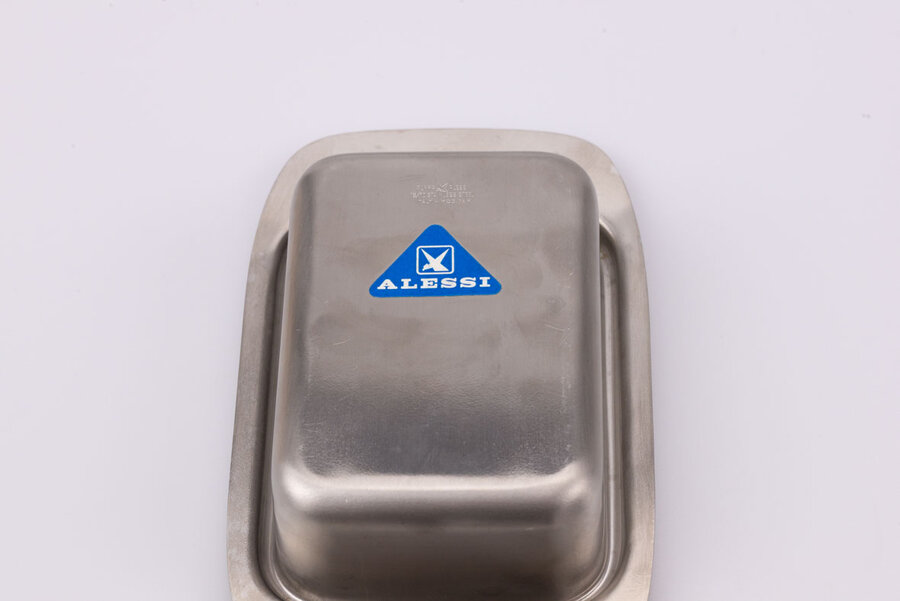 Beurrier en inox, modèle n°137, vendu avec sa boite d'origine et fabriqué par la célèbre manufacture Alessi.