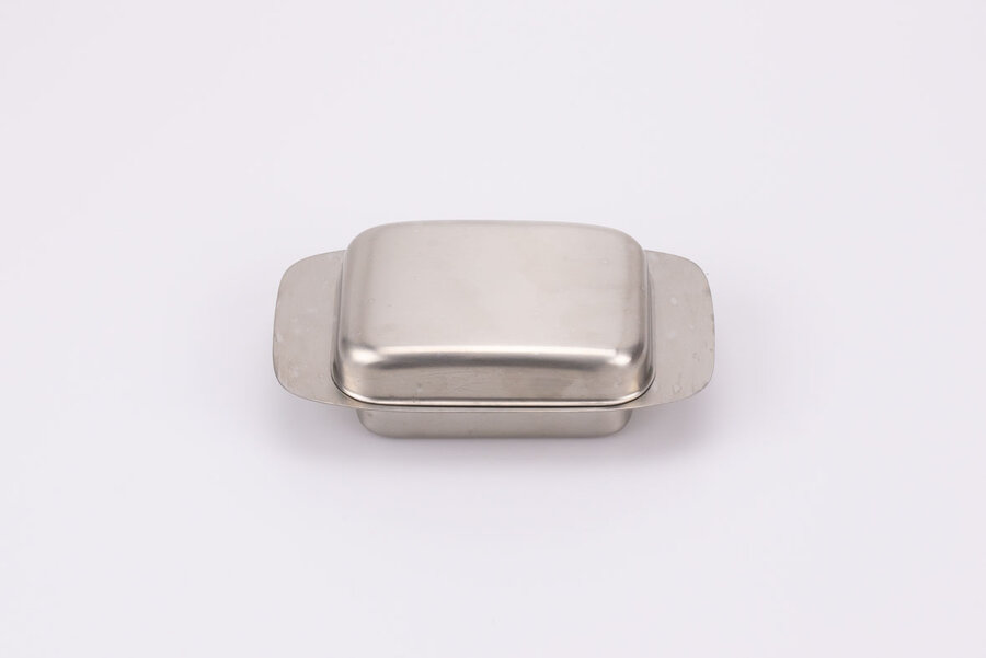 Beurrier en inox, modèle n°137, vendu avec sa boite d'origine et fabriqué par la célèbre manufacture Alessi.