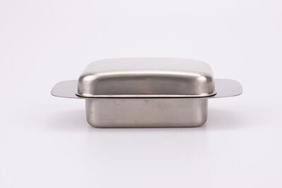 Beurrier en inox, modèle n°137, vendu avec sa boite d'origine et fabriqué par la célèbre manufacture Alessi.