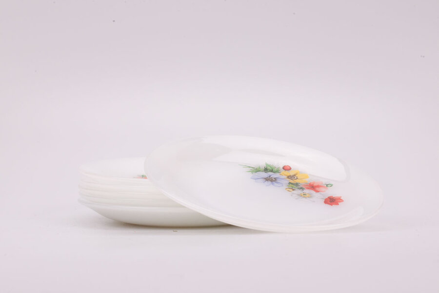 Set d'assiettes à dessert vintage en opaline de chez Arcopal dans la collection Anémone
