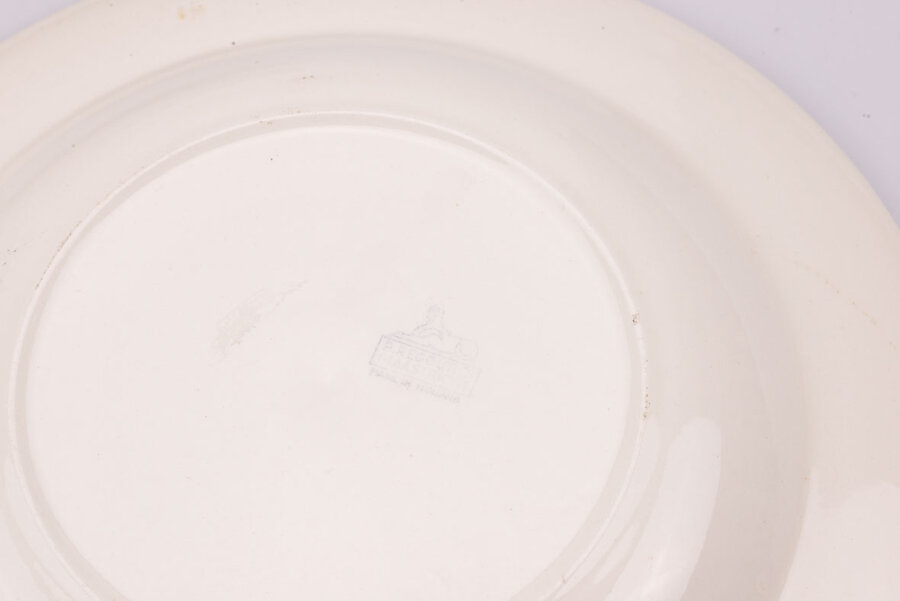Assiette vintage en porcelaine retournée et signée par Petrus Regout