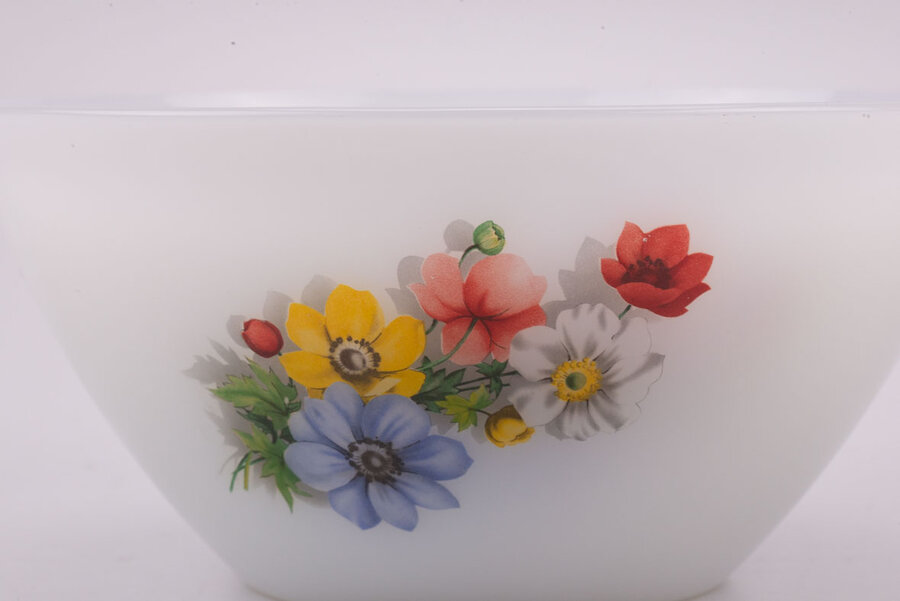 Saladier vintage en opaline de chez Arcopal dans la collection Anémone