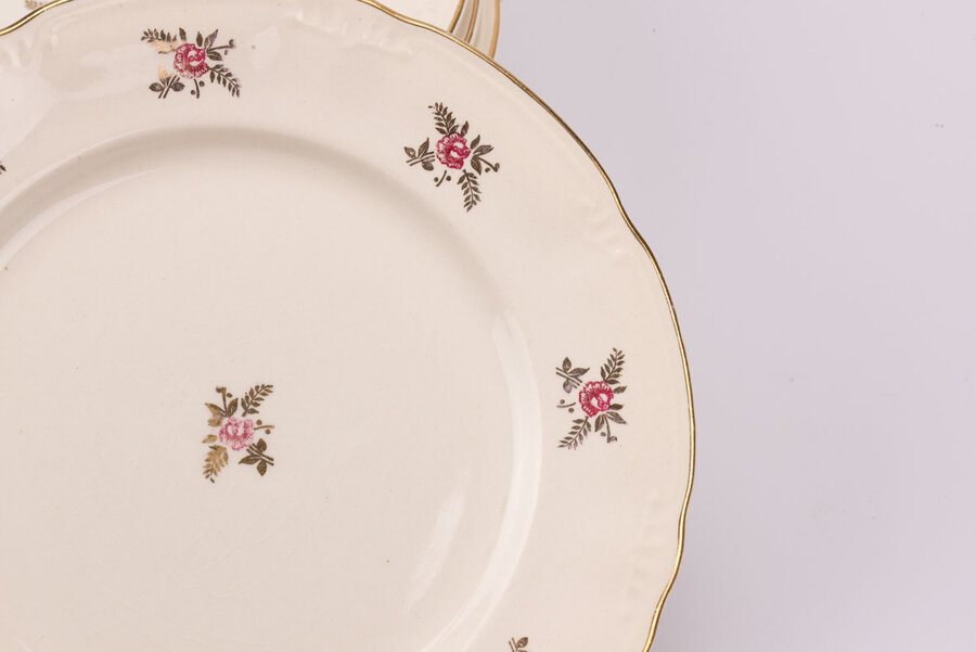 Assiette vintage en porcelaine de Boch Frères modèle Suzon