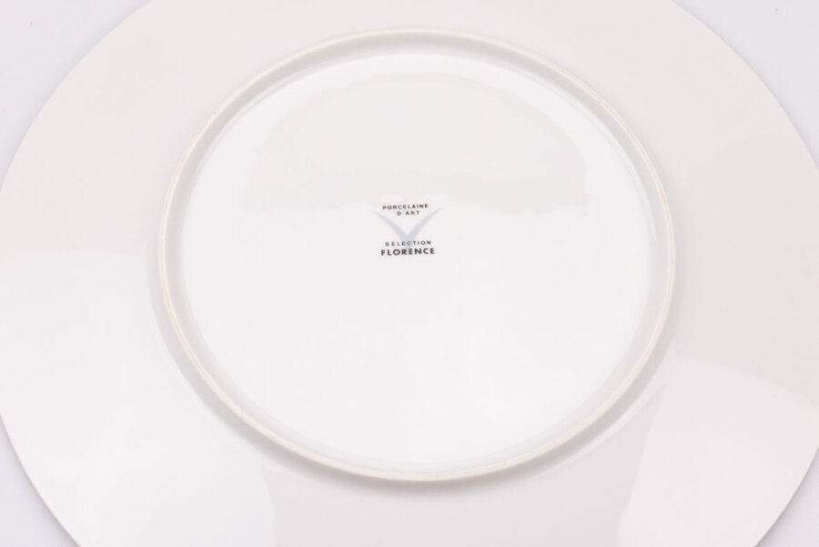 Assiette vintage retournée et signée en porcelaine de Limoges 