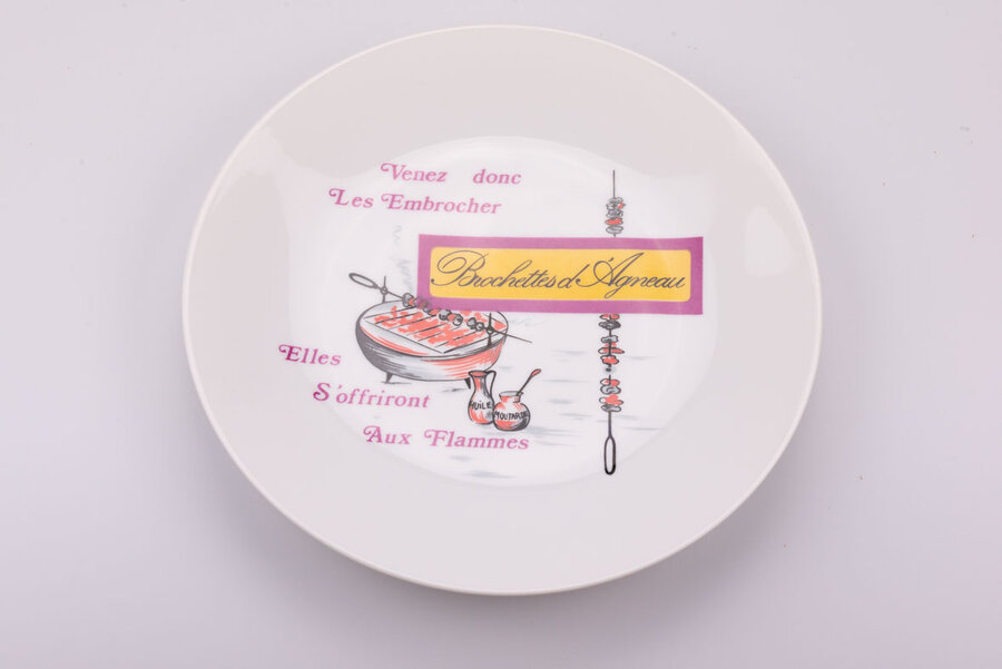 Assiette vintage en porcelaine de Limoges avec des dessins de brochettes d'agneau