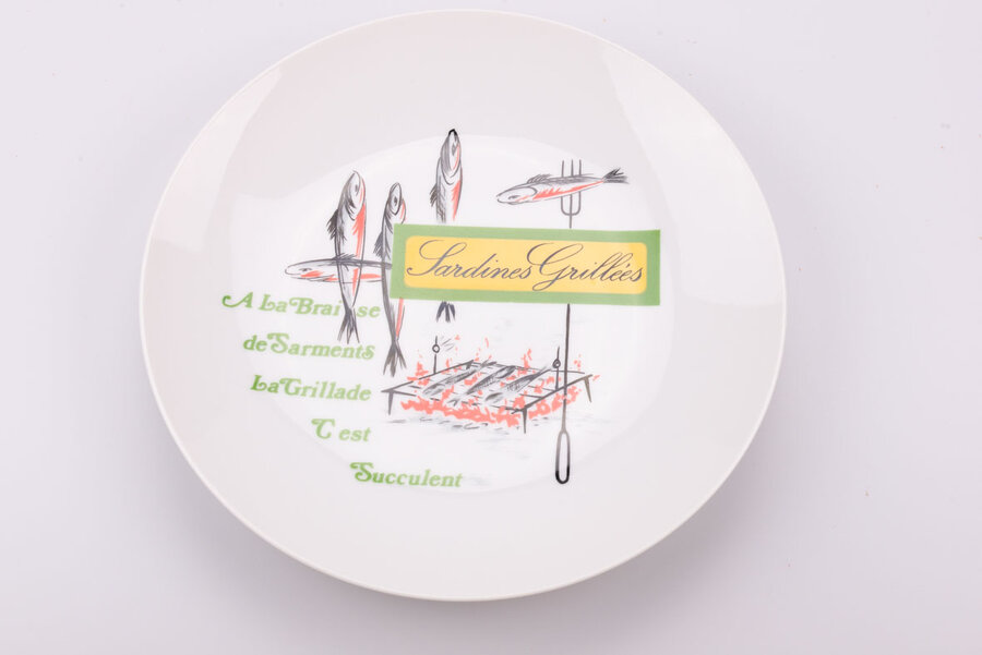 Assiette vintage en porcelaine de Limoges avec des dessins de sardines grillées