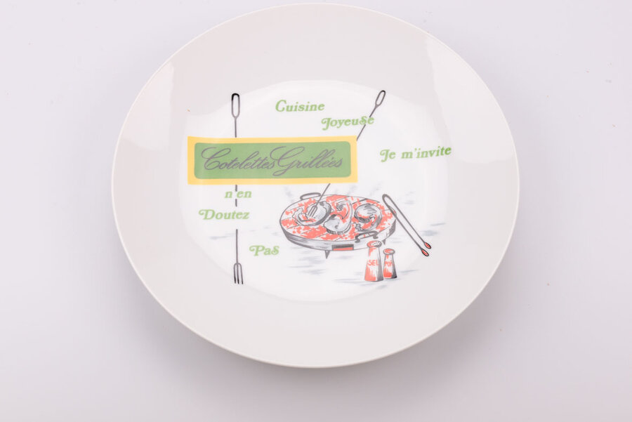 Assiette vintage en porcelaine de Limoges avec des dessins de côtelettes grillées