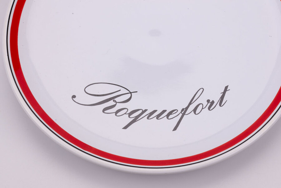Assiettes Roquefort vintage en porcelaine avec un liseré rouge