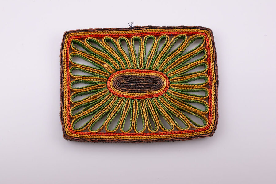 Dessous de plat colorés  vintage en osier tissé. 