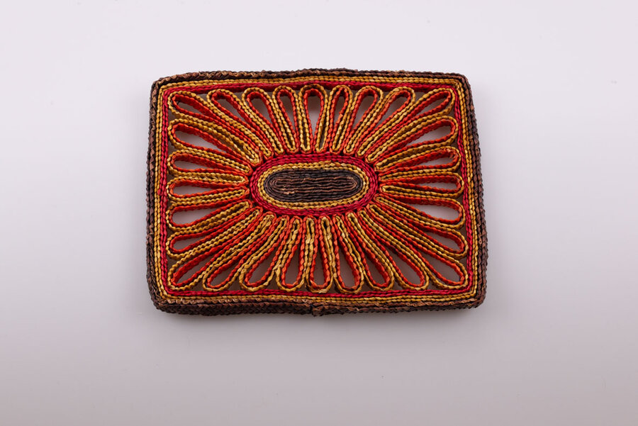 Dessous de plat coloré vintage en osier tissé. 