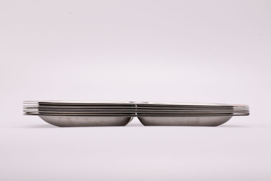 Plateaux apéritif en inox empilés de chez Alessi