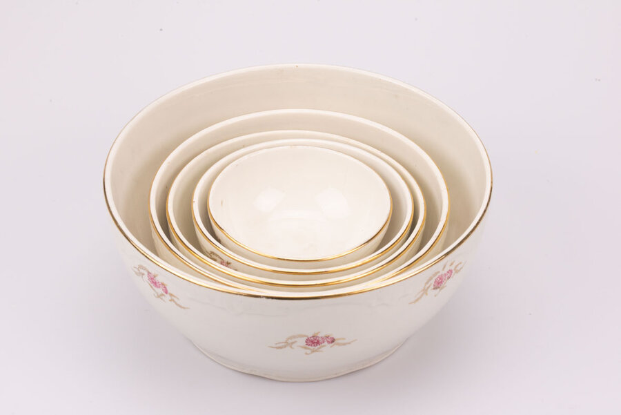 Ensemble de 5 saladiers vintage en porcelaine de chez Boch