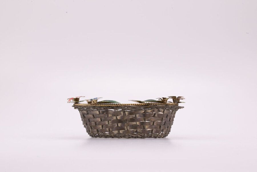 Panier à fruit vintage bohème en métal filaire avec des fleurs en décoration