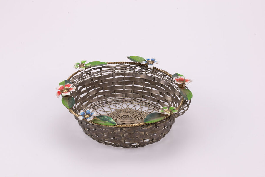 Panier à fruit vintage bohème en métal filaire avec des fleurs en décoration