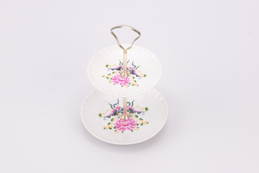 Présentoir à étages vintage en porcelaine Lourioux dans le Berry