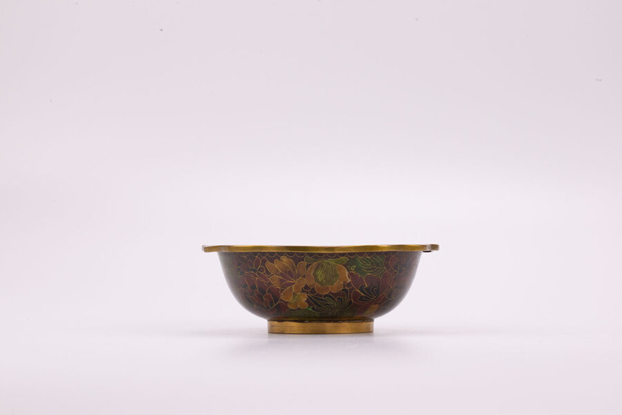Bol asiatique vintage avec un motif fleuri et un liseré doré