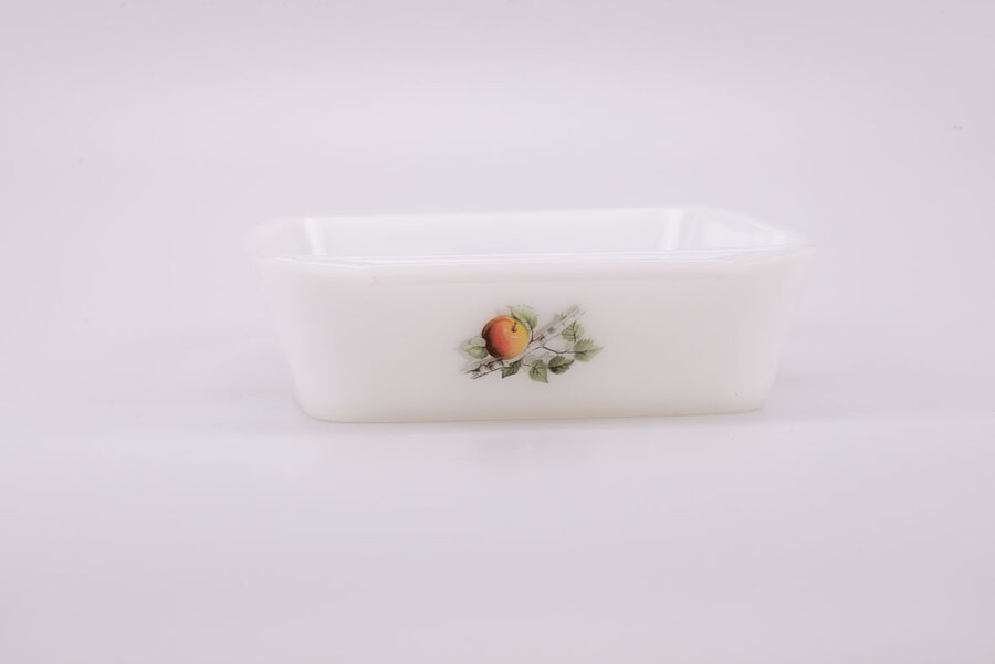 Plat à four vintage en opaline d'Arcopal dans la collection Fruit de France