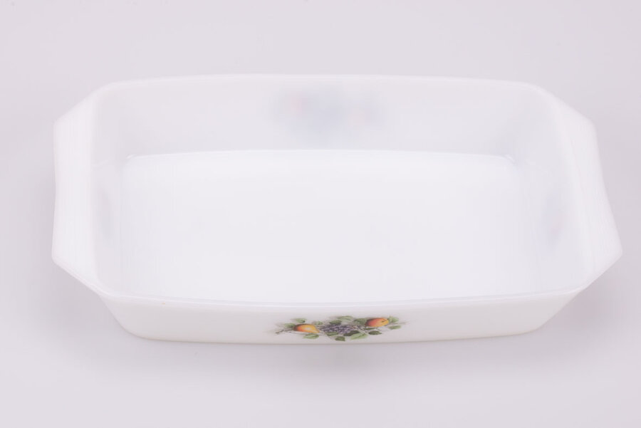 Plat à four vintage en opaline d'Arcopal dans la collection Fruit de France