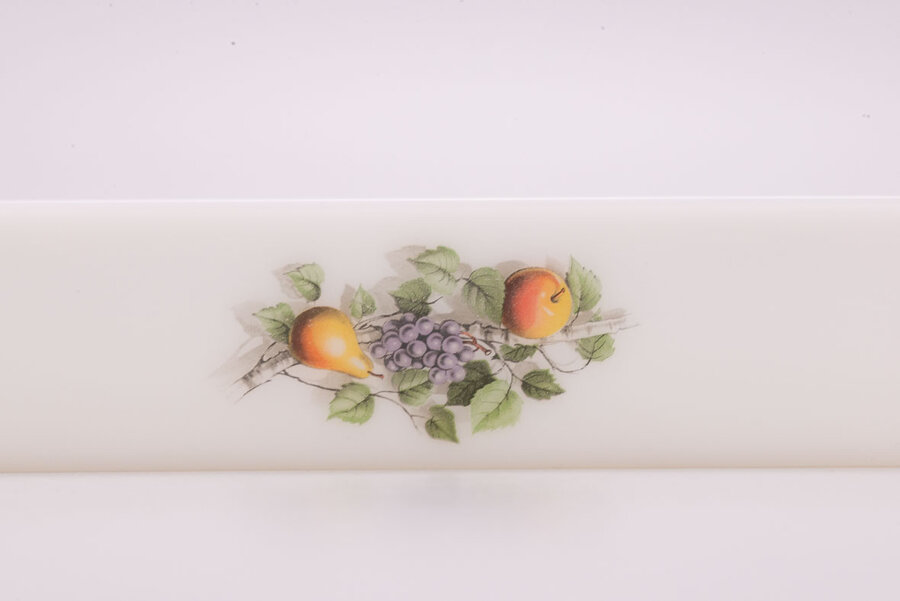 Plat à four vintage en opaline d'Arcopal dans la collection Fruit de France
